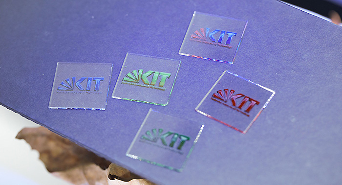 Printed colored perovskite solar cells in the form of the KIT logo (Photo: IMT/KIT). 